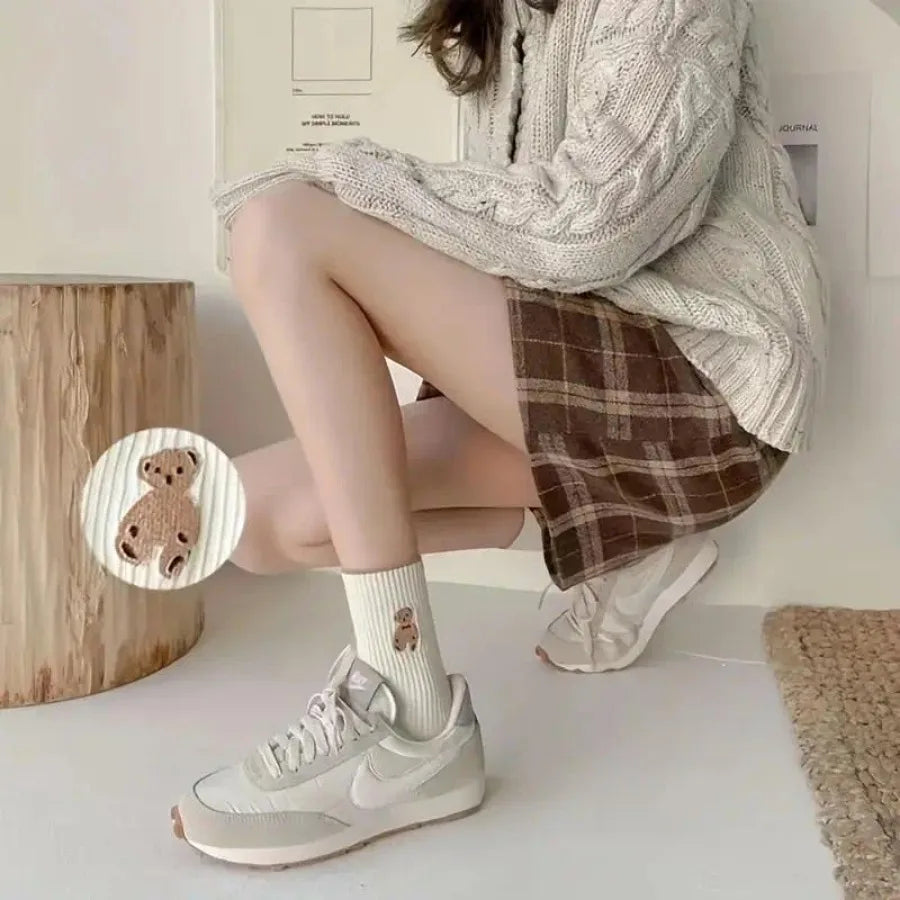 5 Pairs of Mixed Color Teddy Bear Mid Tube Socks with Cute Cartoon Pattern Design, Suitable for Casual Wear in All Seasons